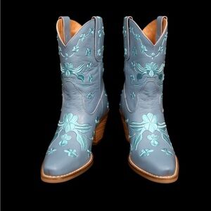 NEW Dingo Leather Sample Contrasting Blue Floral Embroidered Western Boots 7
